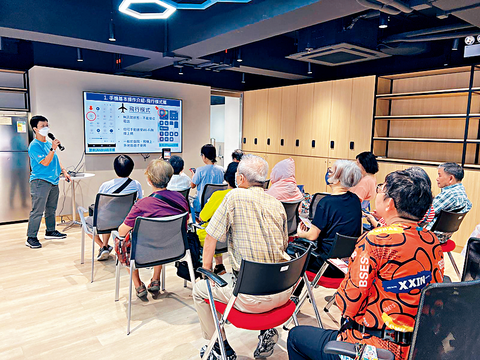 中電客戶服務中心定期舉辦免費的「長者智能手機班」，教長者日常使用智能手機的實用技巧。
