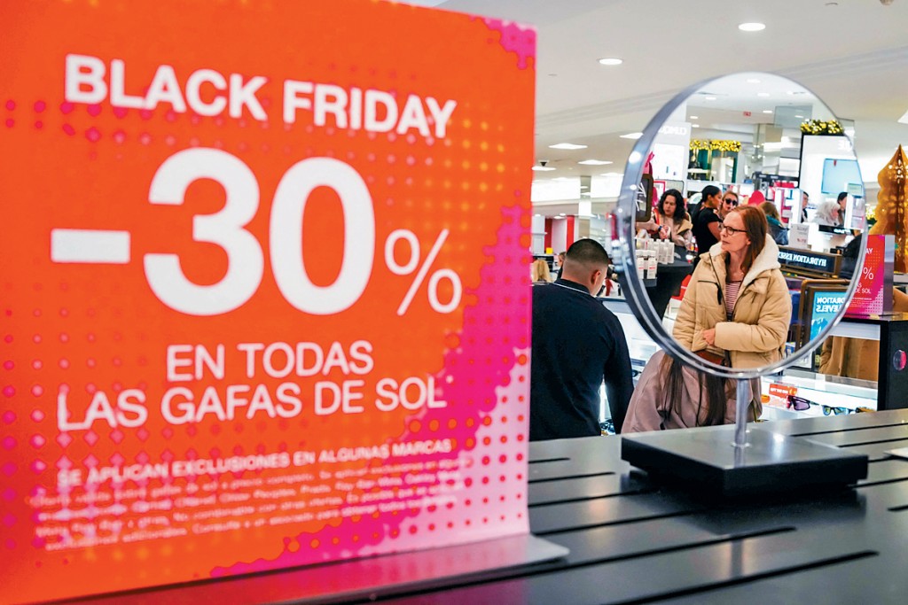 據報美國Black Friday的網上消費大增，實體店銷售增長相對遜色。