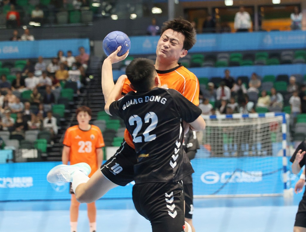 山東隊（橙衫）球員的身形明顯比廣東隊（黑衫）優勝。徐嘉華攝