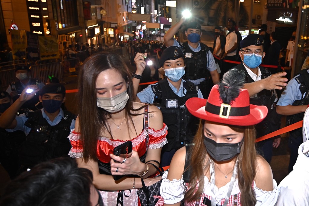 警方提醒市民必須遵守限制群組聚集及佩戴口罩的相關法例。資料圖片