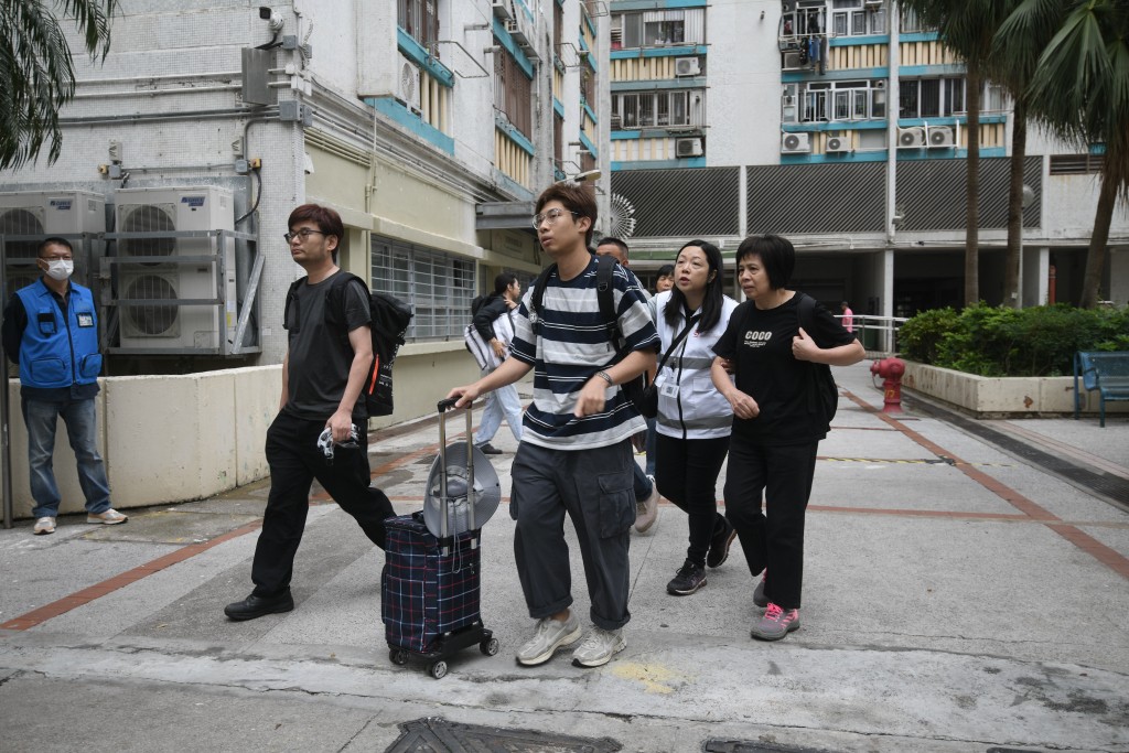 宏福苑居民今日第六日上樓收拾物品。