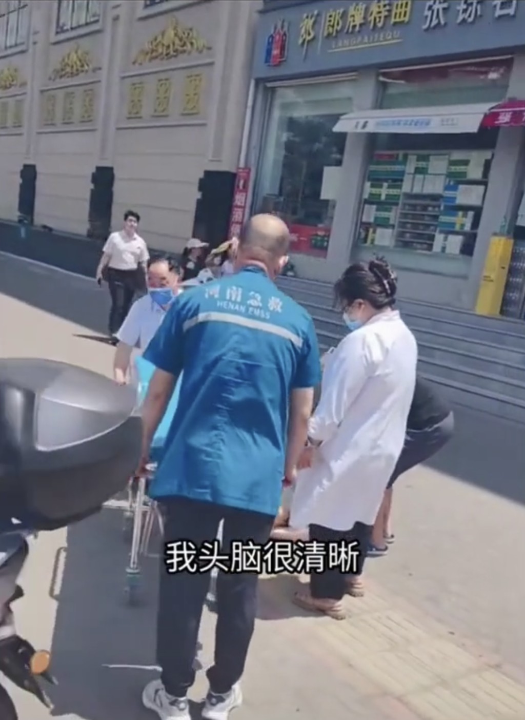 河南女子被強制帶走治療。抖音@有你不孤單 河南女子被強制帶走治療。抖音@有你不孤單