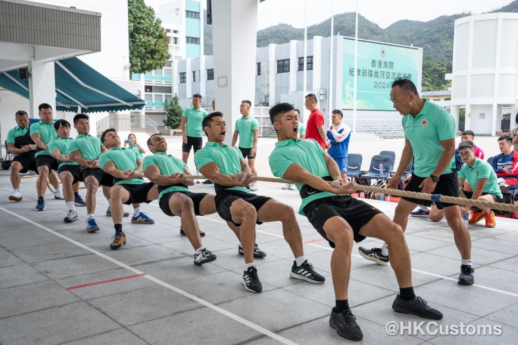 拔河队在比赛期间咬牙切齿，全力争胜。香港海关facebook图片
