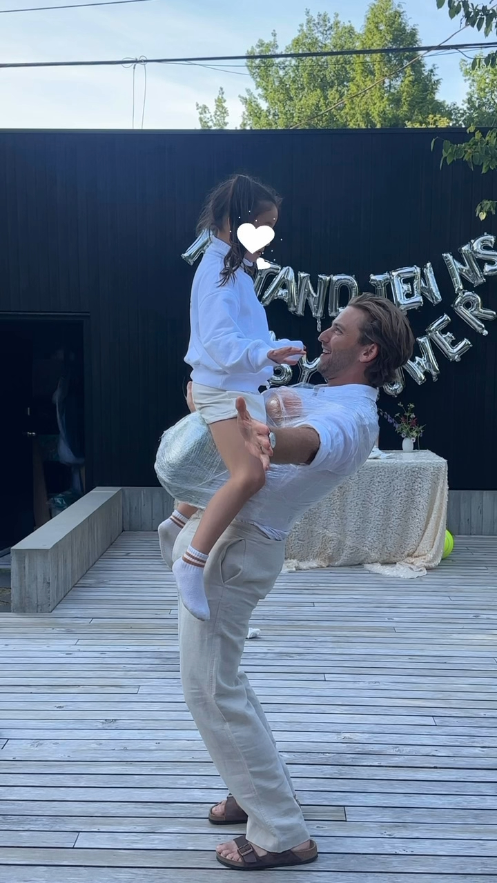 Mathew輕鬆用「假孕肚」當凳畀謝婷婷個女坐。