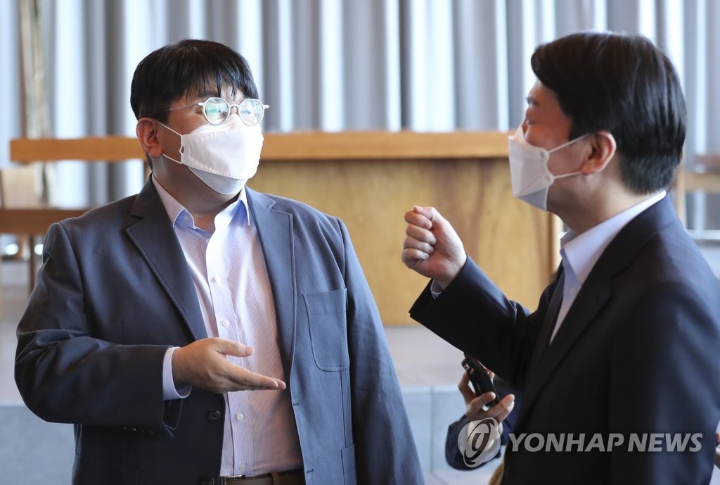 HYBE娛樂創辦人房時赫（左）日前與委員會會長安哲秀會面。