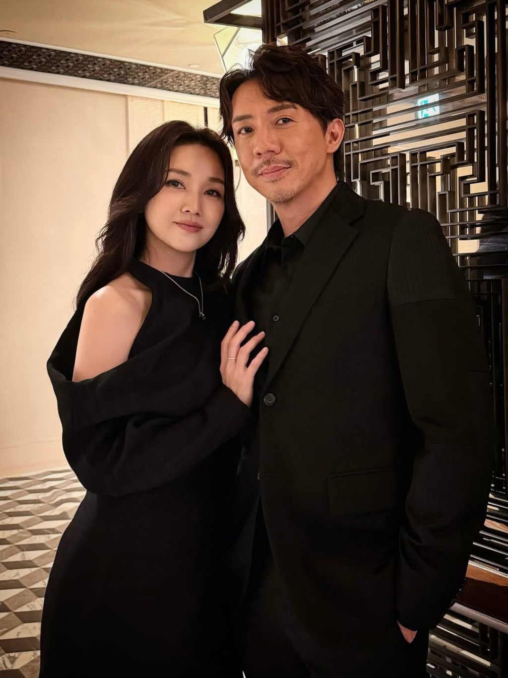 張繼聰與謝安琪結婚多年,恩愛如昔。 張繼聰與謝安琪結婚多年,恩愛如昔。