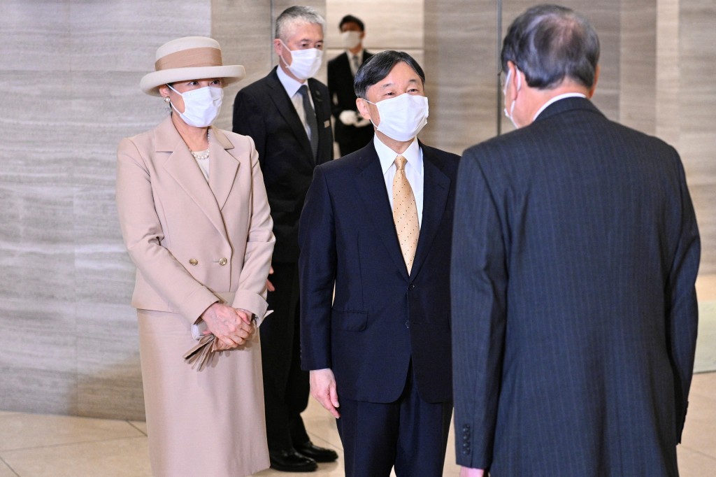 日本德仁天皇（中）和雅子皇后（左）10月6日出席活动。路透社图片