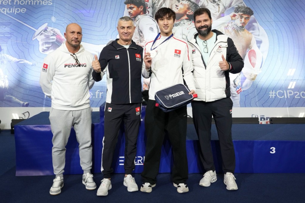 Ryan夺得巴黎站世界杯个人赛银牌后，跟港队花剑教练团合照。香港剑总图