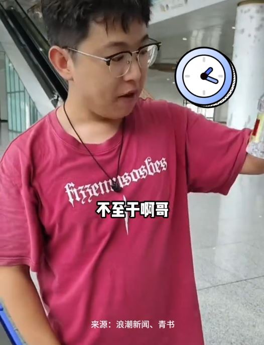 小黃在2分鐘內把八両五糧液喝光。抖音