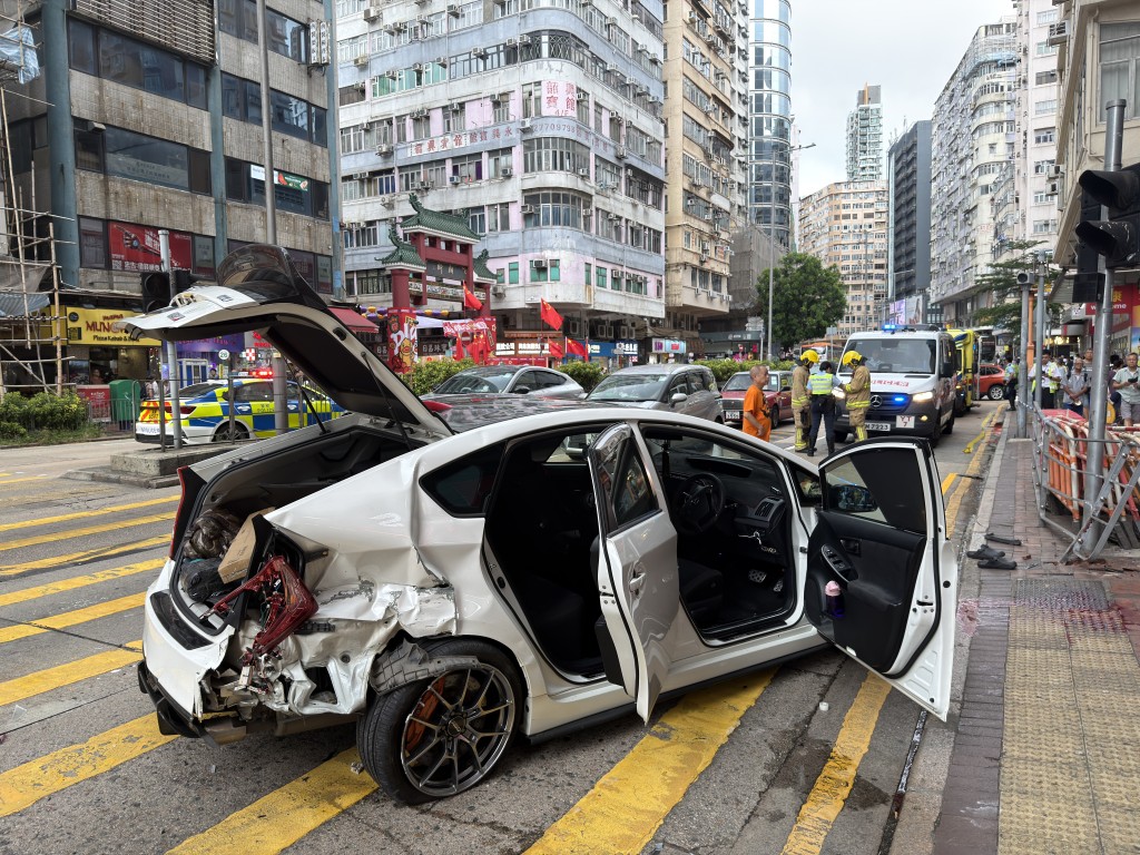 白色私家車車尾損毀。梁國峰攝