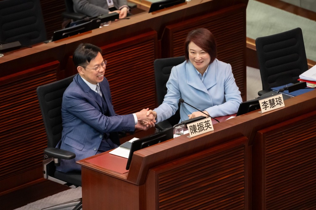 李慧琼當選第8屆立法會主席後提出辭任「愛國主義教育工作小組」組長。 李慧琼當選第8屆立法會主席後提出辭任「愛國主義教育工作小組」組長。