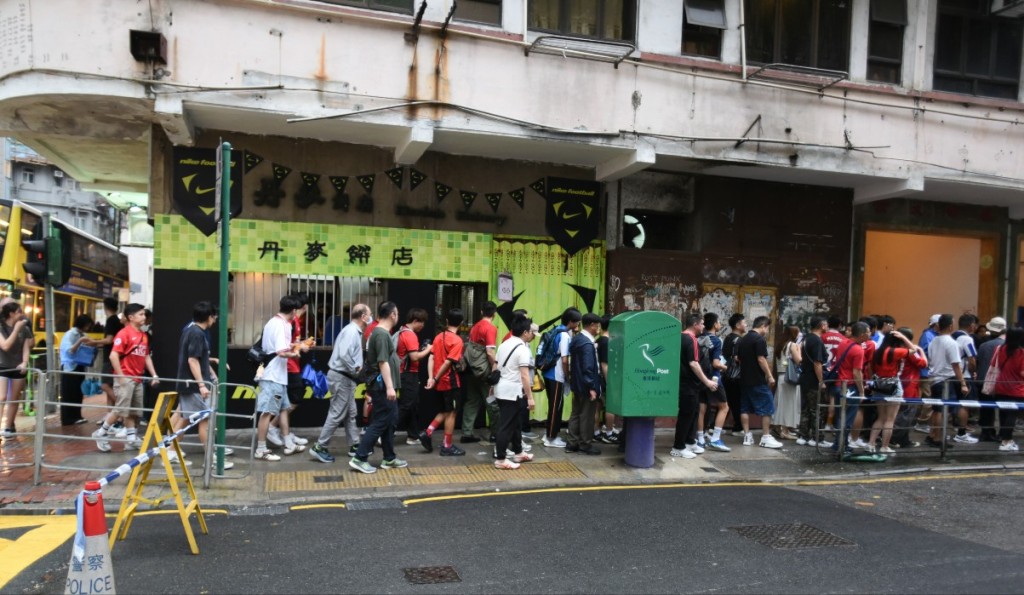 多名球迷冒雨到大球場支持。黃文威攝 多名球迷冒雨到大球場支持。黃文威攝