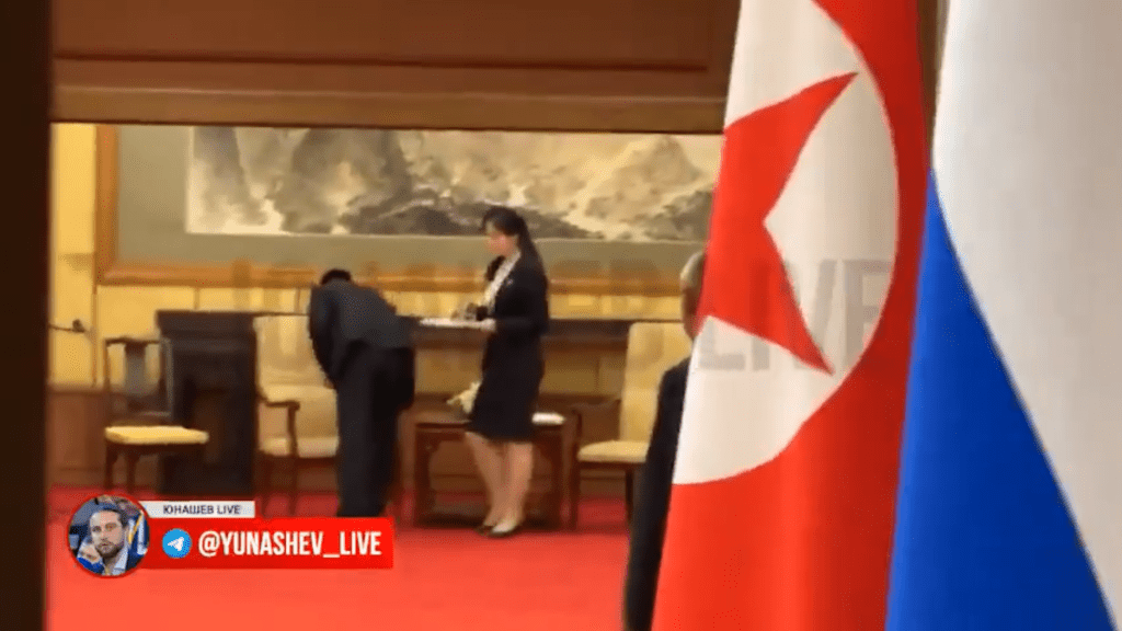 一名隨行人員收走杯子。 TG / Alexander Yunashev 一名隨行人員收走杯子。 TG / Alexander Yunashev