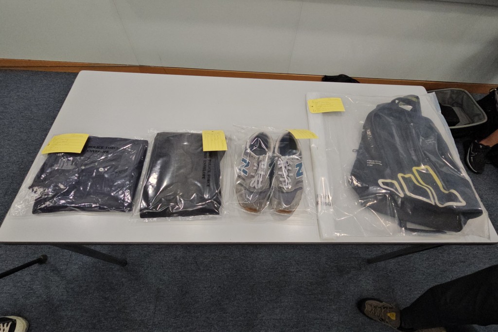 警方检获疑犯案发时穿着的衣物、波鞋及背包。(徐裕民摄)
