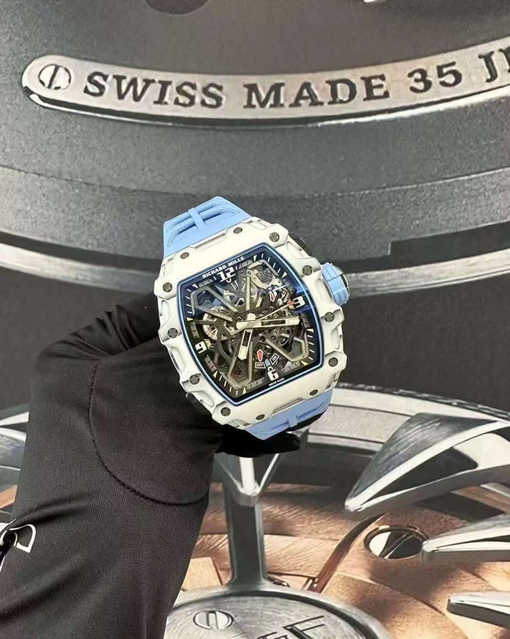 職員稱損失名錶最貴一隻為白色Richard Mille 35-03，約值460萬元。店舖FB專頁