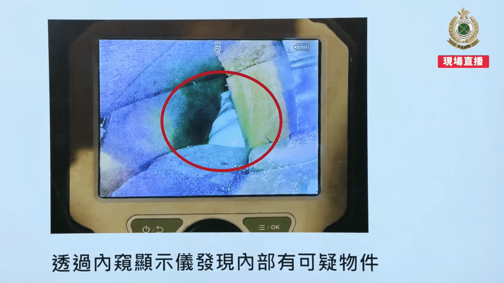海關用內窺鏡查看桌球枱內部。
