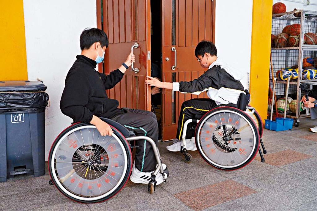 有學生表示坐上輪椅後，才發現原來出入門口亦相當富挑戰性。