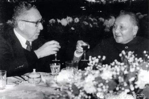 基辛格和鄧小平把酒言歡。