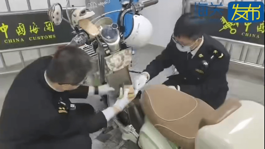  电动单车暗藏珍珠，黑衣女沙头角口岸闯关被截，1.2万粒市值¥273万。