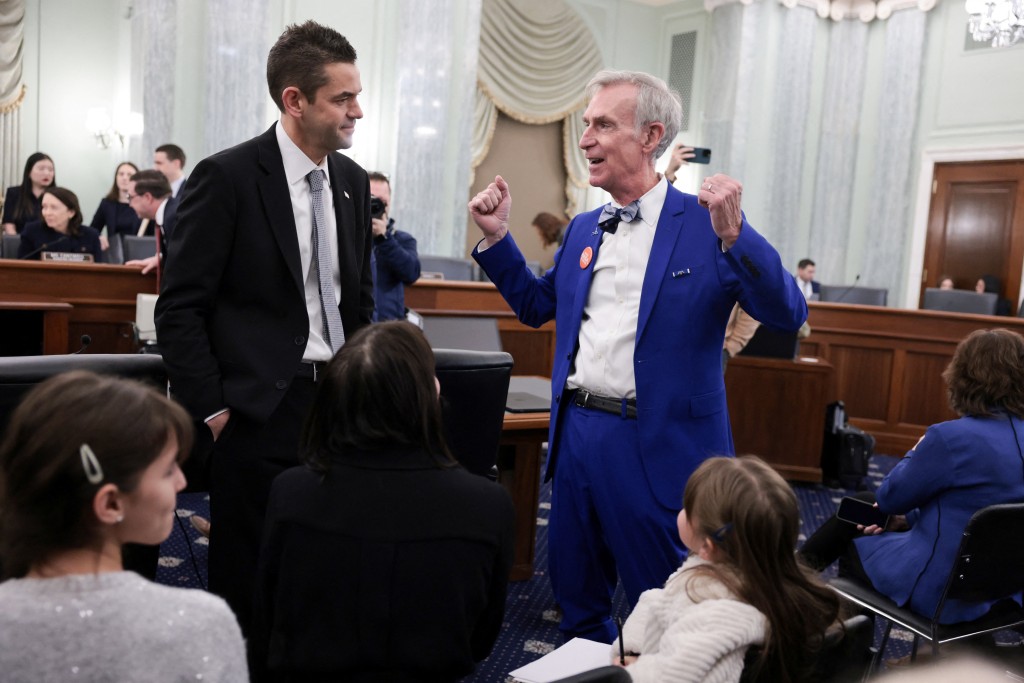 艾薩克曼（左）出席聽證會。路透社