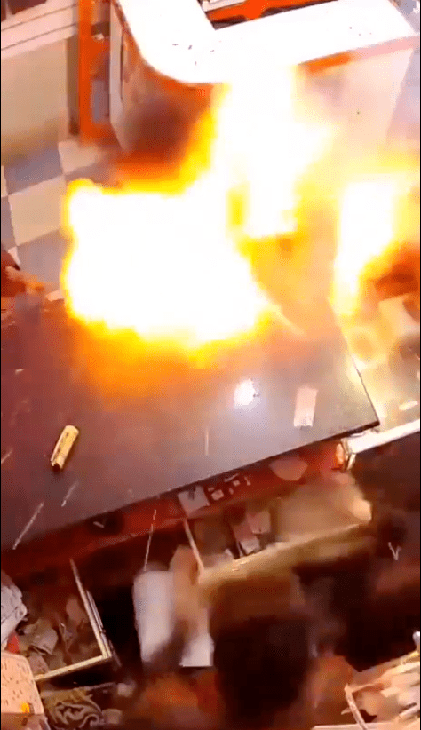 幾乎同一時間，電池即發生爆炸並冒出火焰。