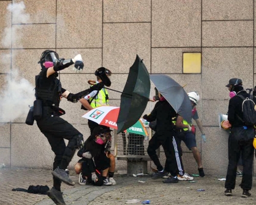 警指黑衣人多次向警察投擲磚頭及汽油彈。