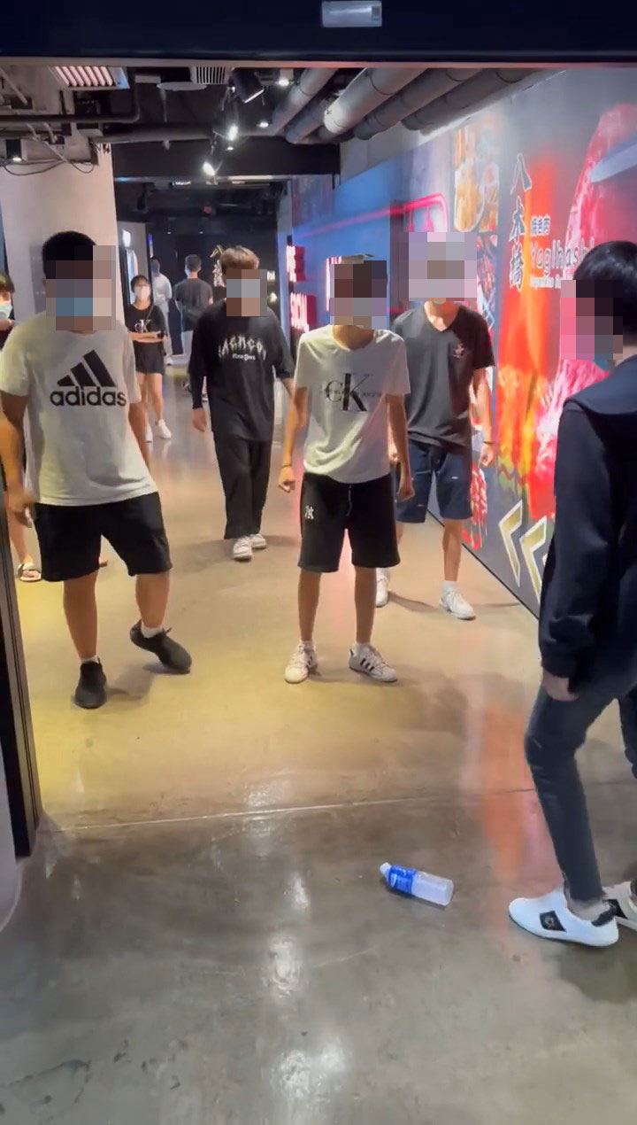 旺角商场发生青年殴斗。网上片段截图