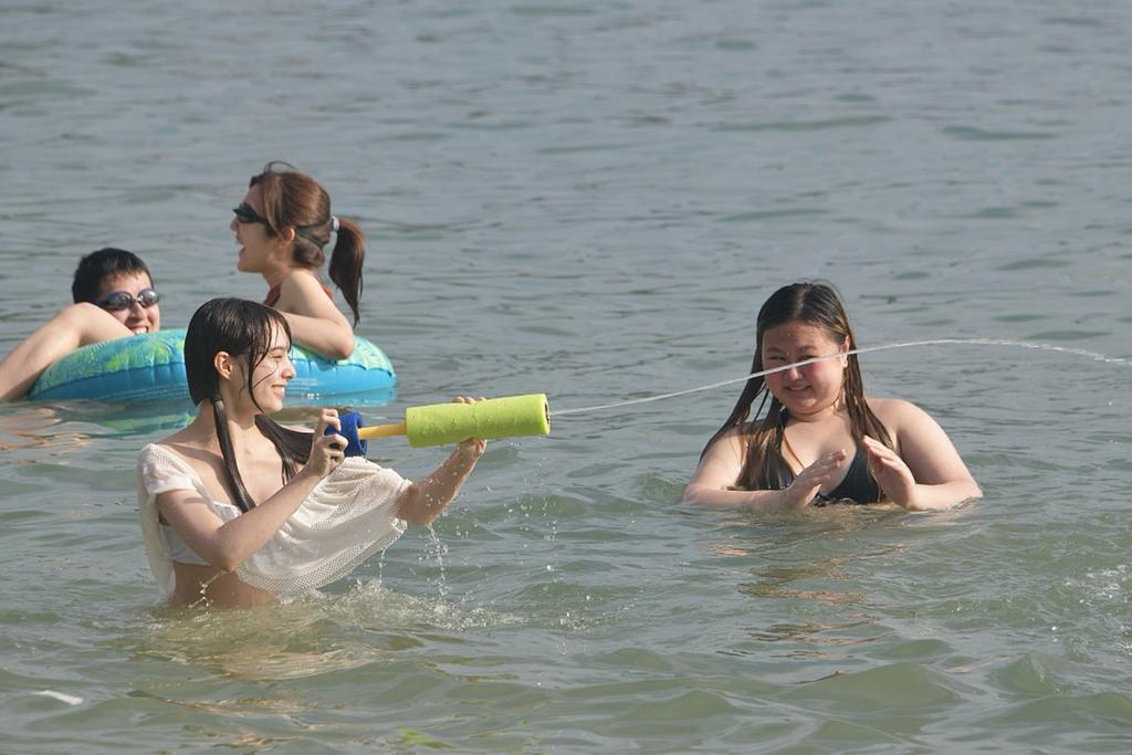 淺水灣沙灘人聲鼎沸，市民戲水消暑。