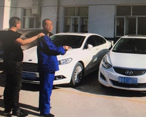 李姓司機強姦拼車女乘客,被警方拘捕後正在認車。(網圖)