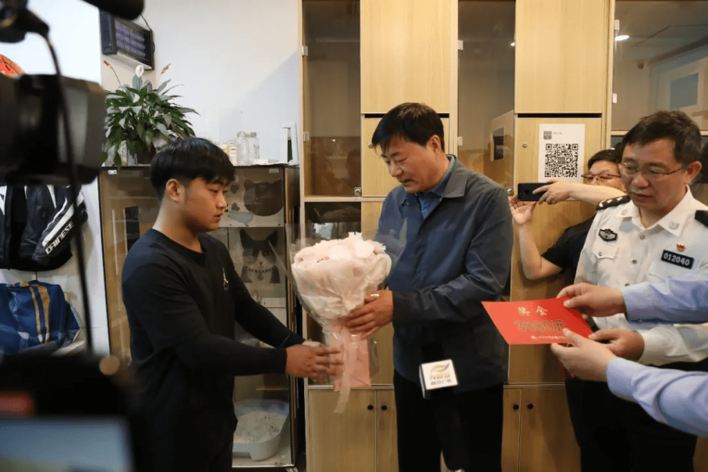 南京市见义勇为基金会理事长孙建友一行特地到杨帆工作的地点，向其颁发见义勇为奖金并送上鲜花。