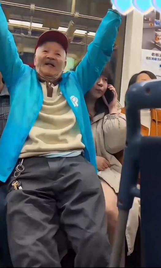 上海地鐵老翁強行坐在女乘客腿上。抖音