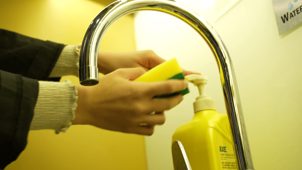 清洗水龍頭時不須用特別的消毒或清潔劑，用普通洗潔精即可。
