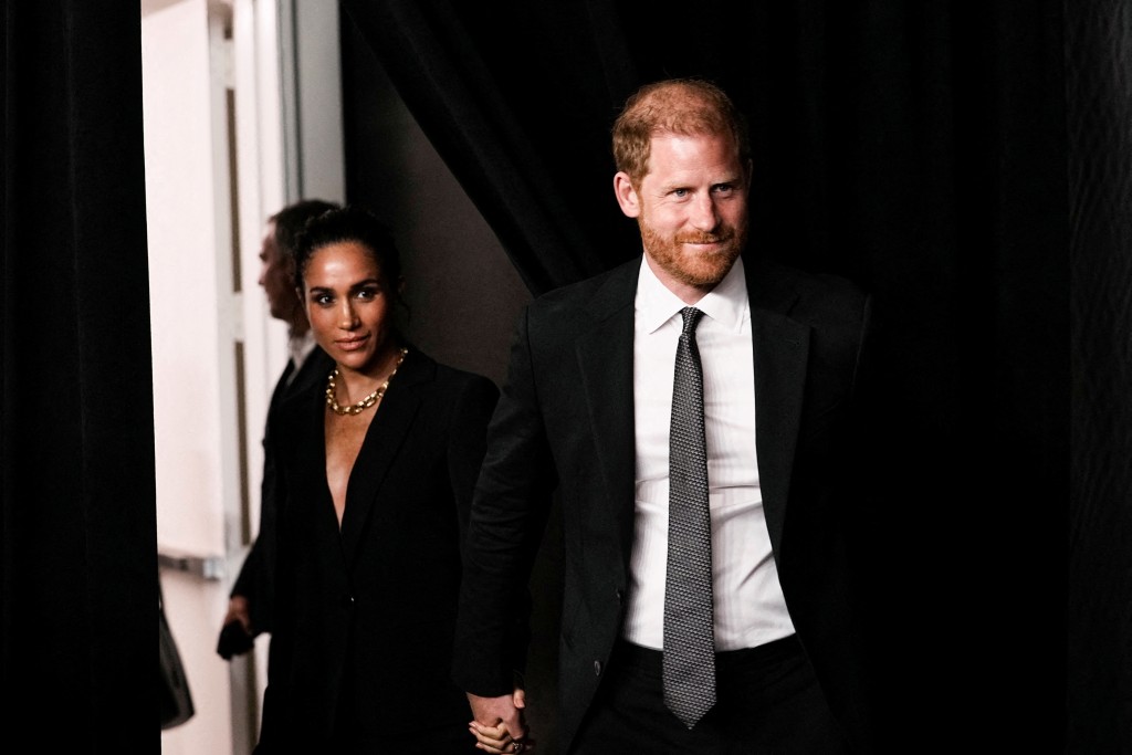 英國哈里王子（Prince Harry）與妻子梅根（Meghan Markle）重返英國生活後，其王室地位再受關注。路透社
