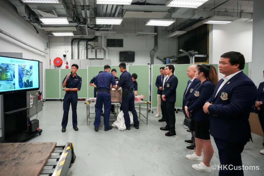 會議前,名譽會長們參觀香港國際機場設施。 會議前,名譽會長們參觀香港國際機場設施。