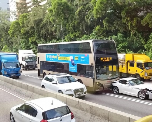 荃灣路發生3車意外。網民劉志軒圖片