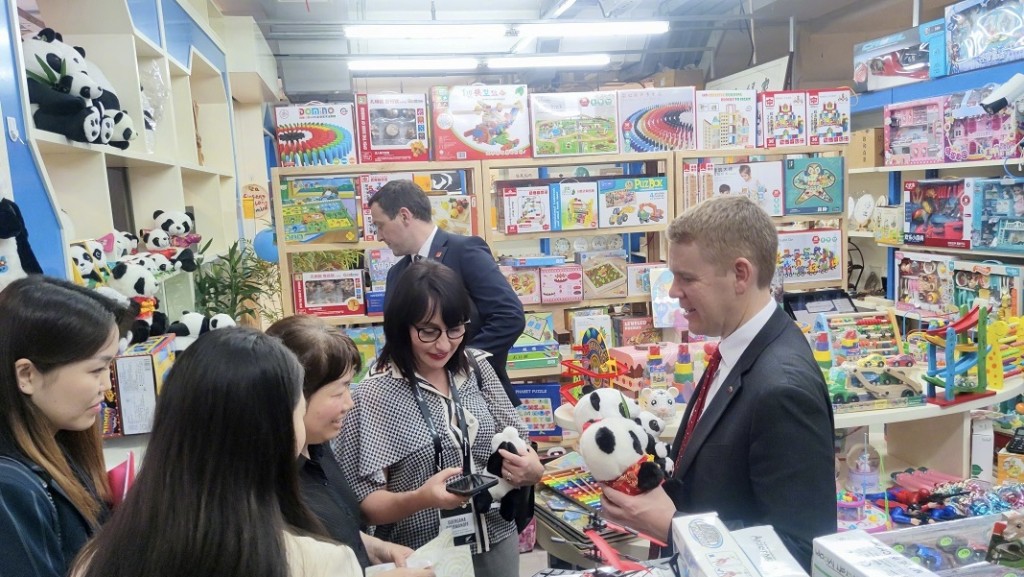 纽西兰总理希普金斯在北京秀水街买熊猫毛公仔做手信。 北京晚报