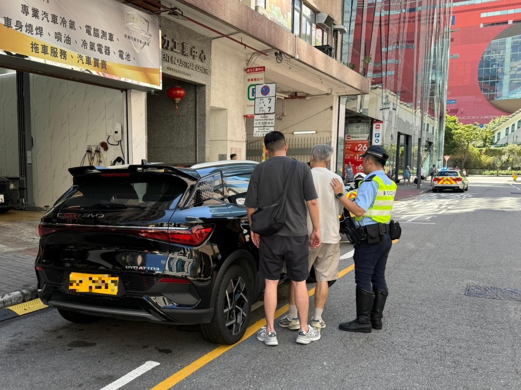 喬裝為乘客的警員，在九龍灣表露身份，拘捕兩名司機。警方圖片