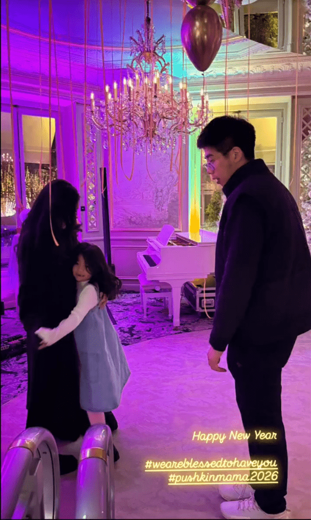何超盈女兒向媽咪撒嬌。 何超盈女兒向媽咪撒嬌。