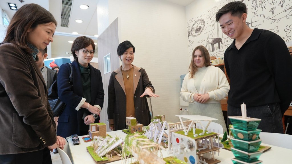 房屋局局長何永賢早前探訪青年創業團隊「Archi Studios」。何永賢FB圖片