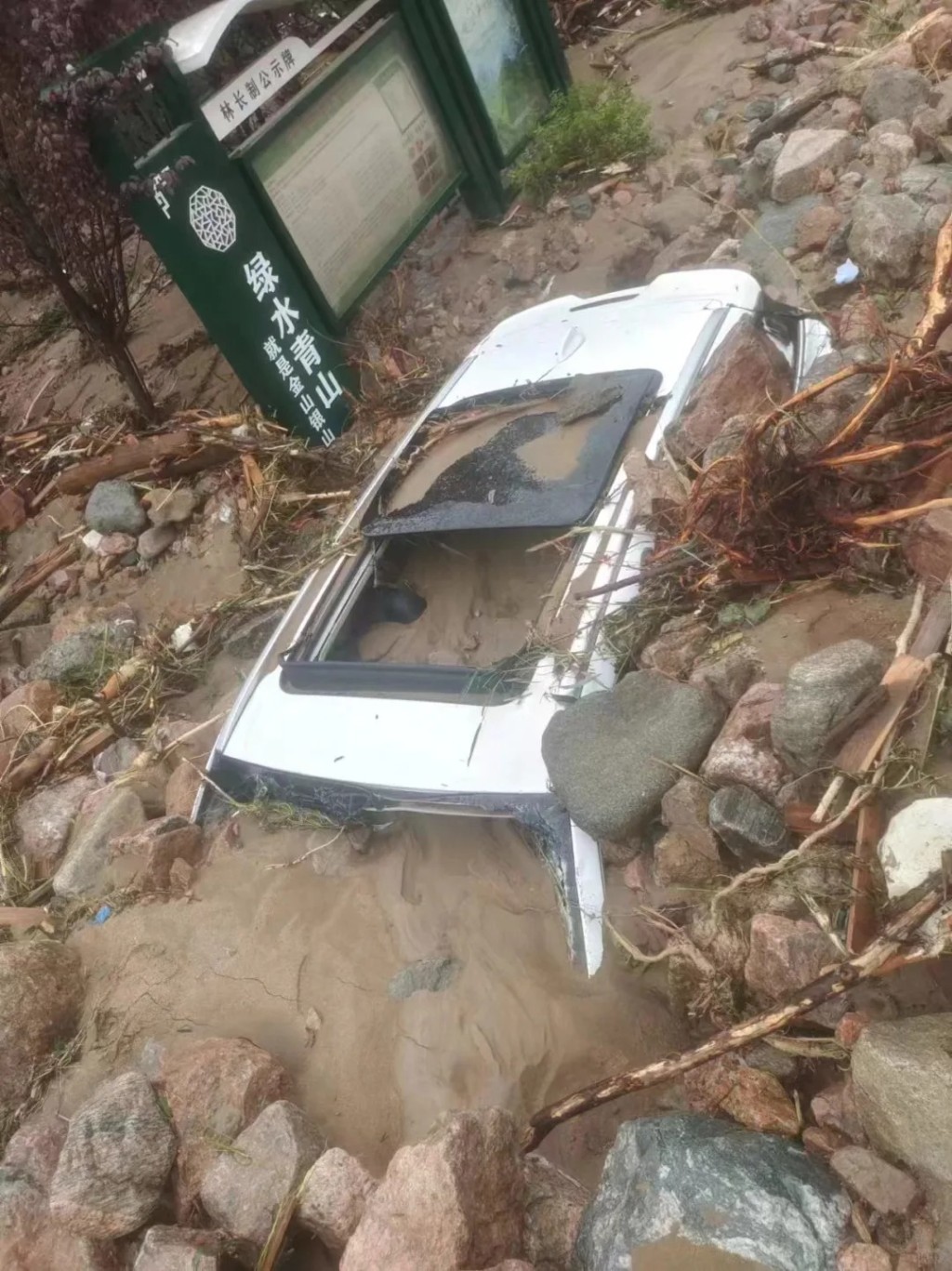 陕西宝鸡暴雨已造成5死8失踪。