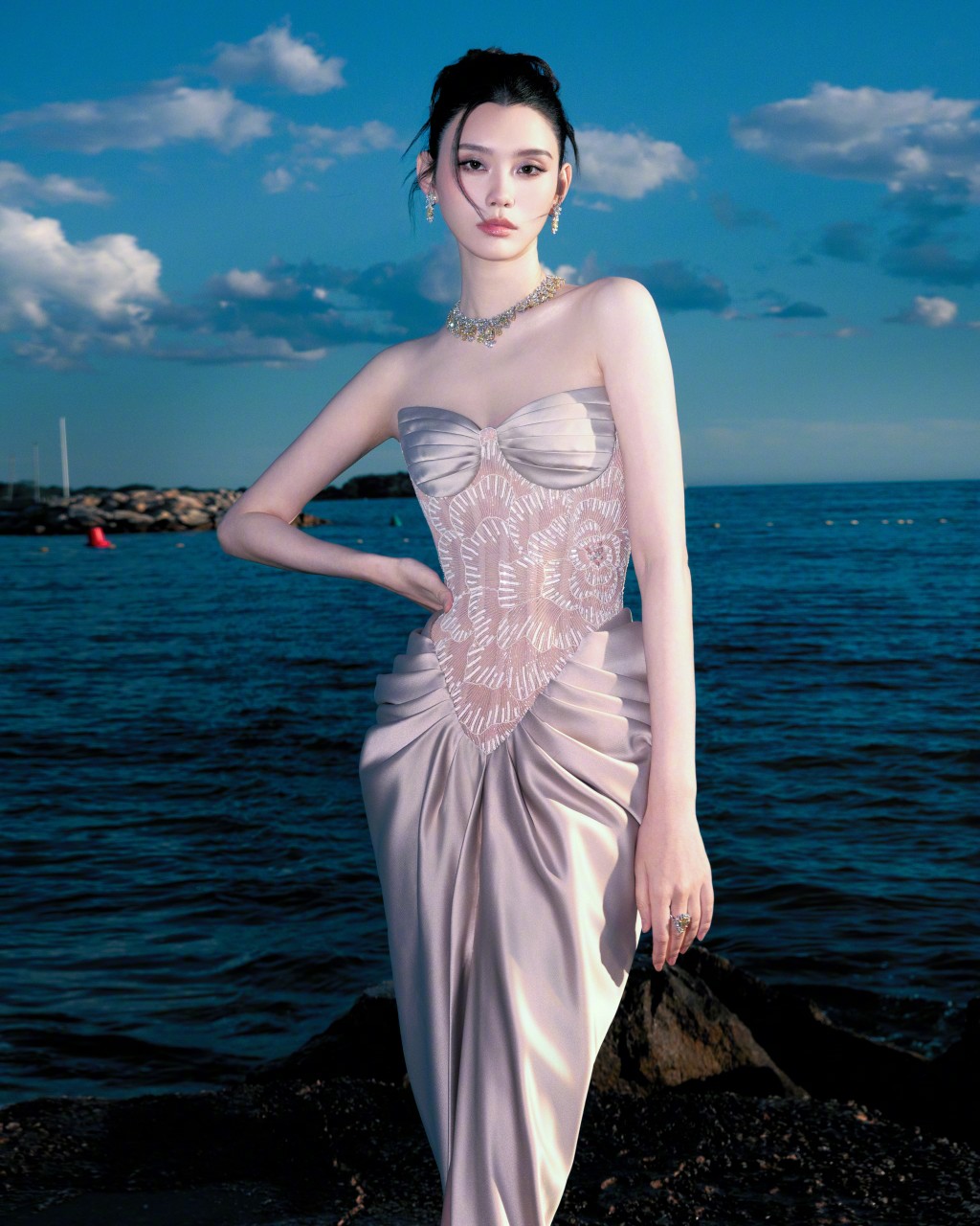 奚夢瑤以一襲香檳金露肩禮服展示完美身材。