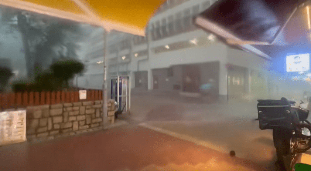 西貢市面颳起狂風暴雨。FB：西貢人日報