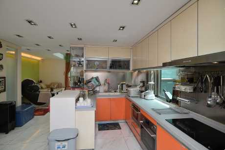 廚房採開放式設計，設有多組廚櫃作收納