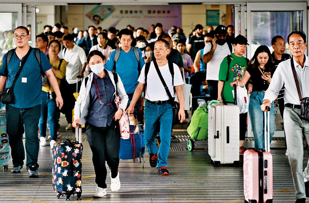 長假昨日結束，大批外遊市民陸續返港，多個口岸人潮不斷。