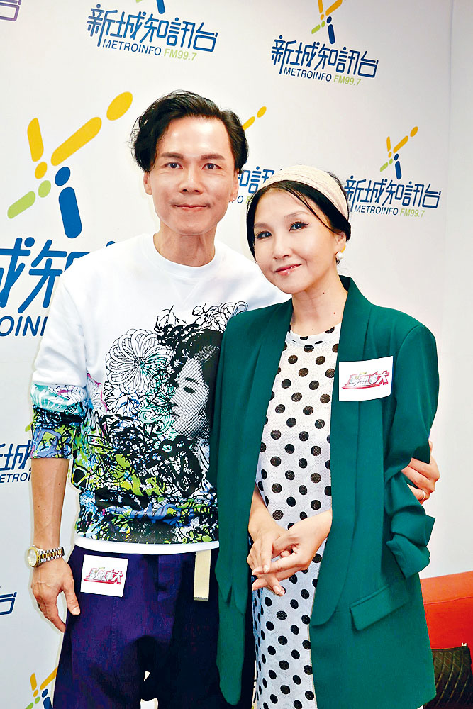 欧阳德勋和蔡立儿夫妻档担任歌唱比赛评判。