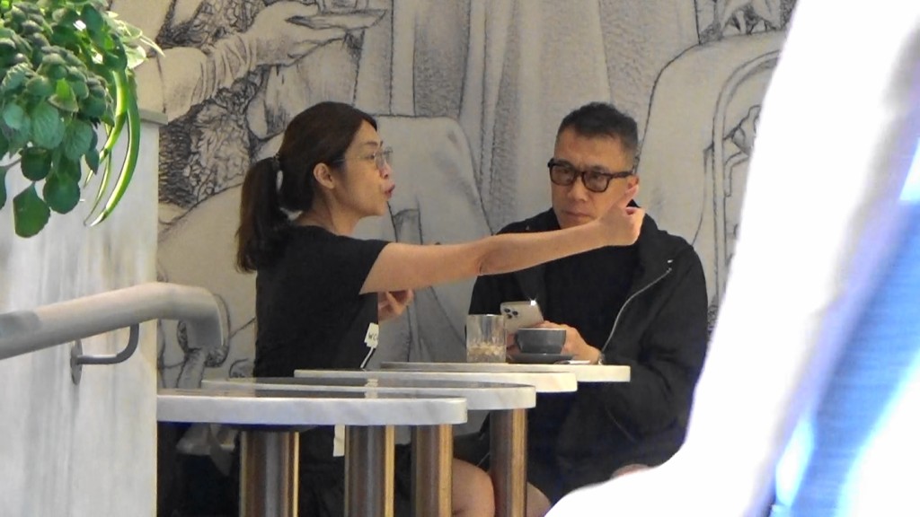 長髮女子說話時動作多多。