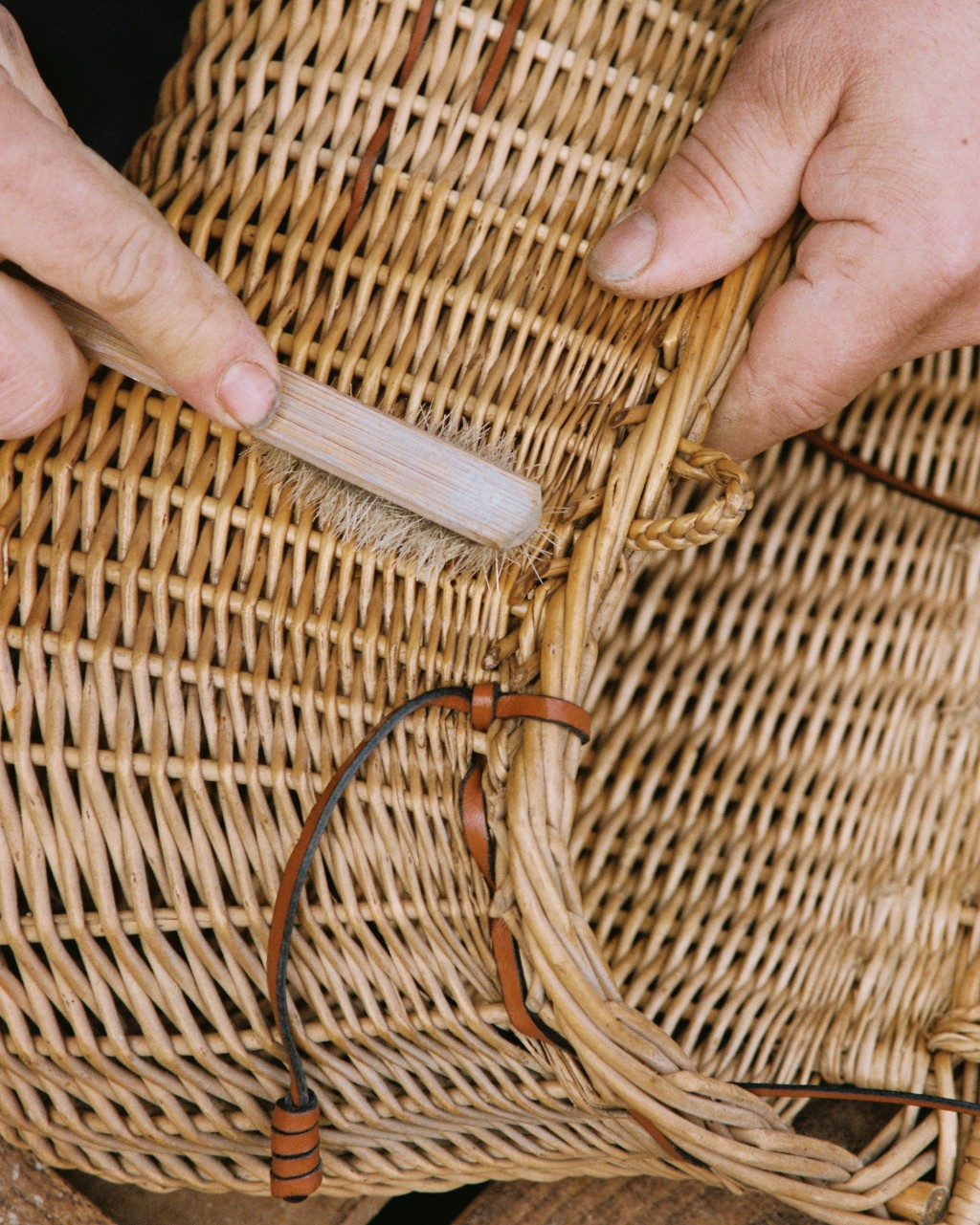 工匠Juan Manuel Marcilla以皮绳修补,使旧篮子变成集创意及趣味。