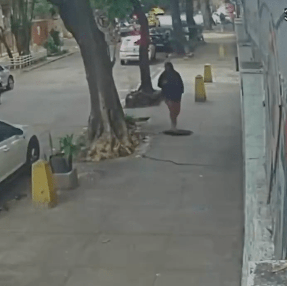 根据现场闭路电视流出的惊悚片段显示，厨师罗莎事发时正一如往常般步行前往上班。X@Nalanda_index（下同）