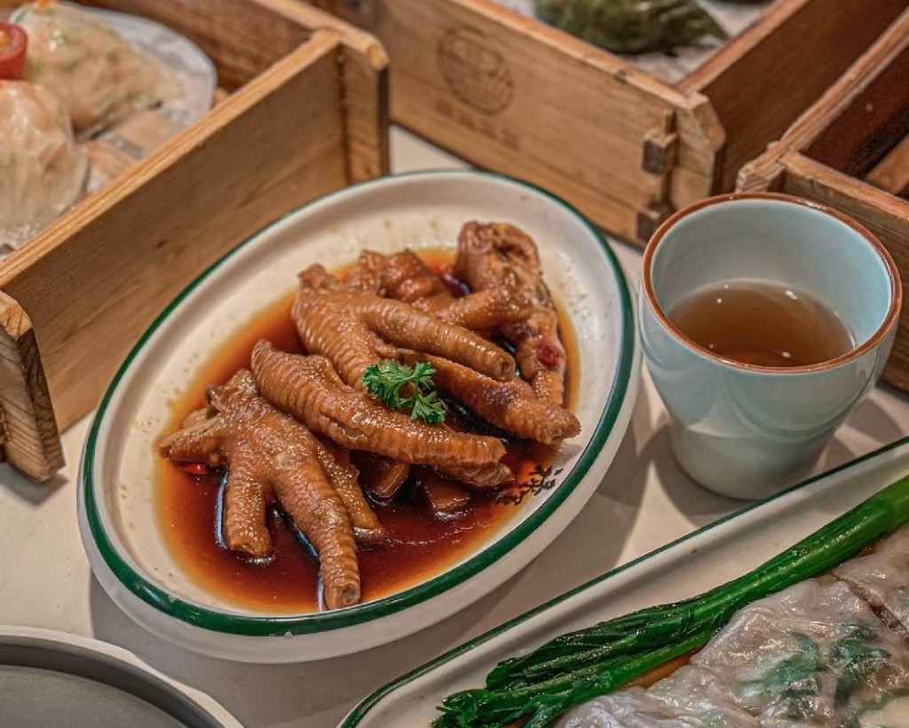 广州叹茶2024｜8. 禄运茶居 浸凤爪很入味，是传统广州人至爱的美食。（图片来源：小红书@美式不续杯）