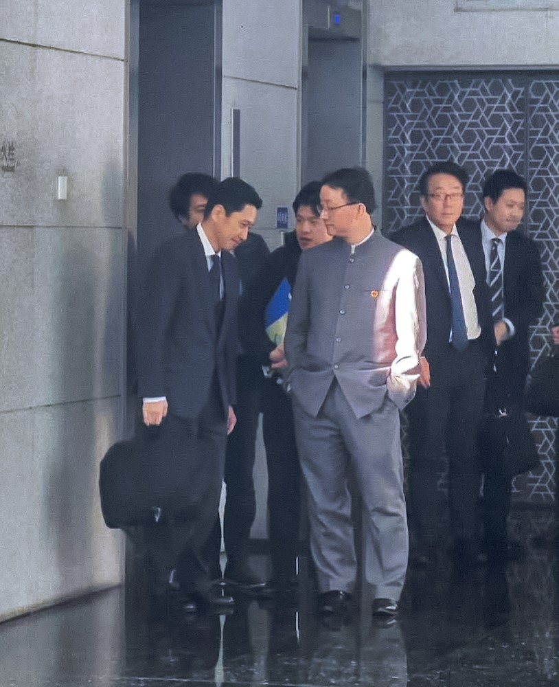 日本首相高市早苗的涉台言論引發中日關係緊張，外務省亞洲大洋洲局局長金井正彰（左）周二 （18日）與中國外交部亞洲司司長劉勁松（右）會面。微博＠拾月攬山河